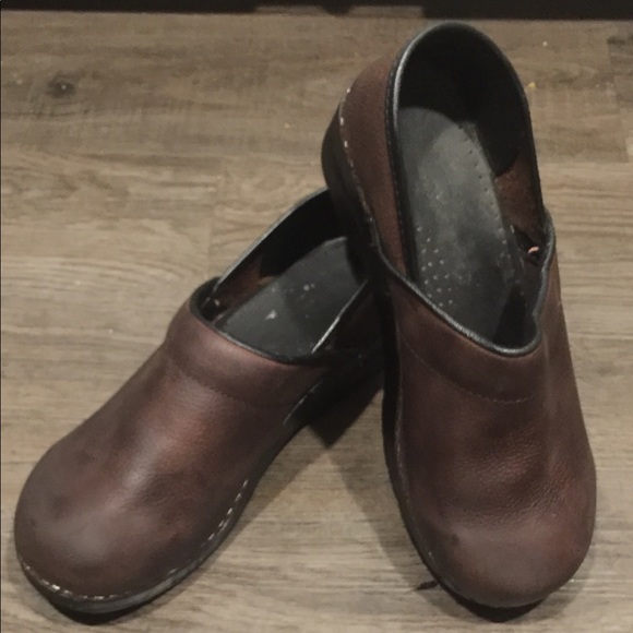 sanita oiled leather clogs